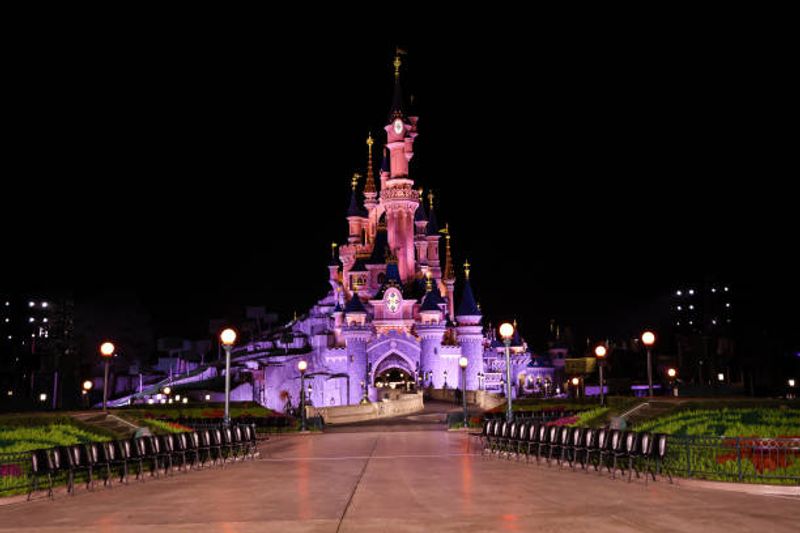 Eine Ikone der Freizeitparkszene weltweit: Das von Ludwigs Neuschwanstein inspirierte Dornröschenschloss im Disneyland Paris während einer Frühjahrs-Modeschau der Pariser Fashion Week.