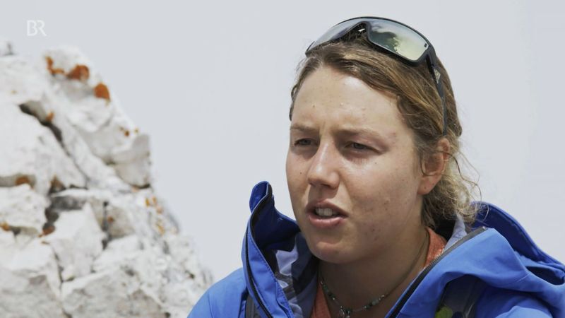 Laura Dahlmeier ließ sich für den Film "Gratwanderung" bei einer Bergtour zur Zugspitze begleiten.