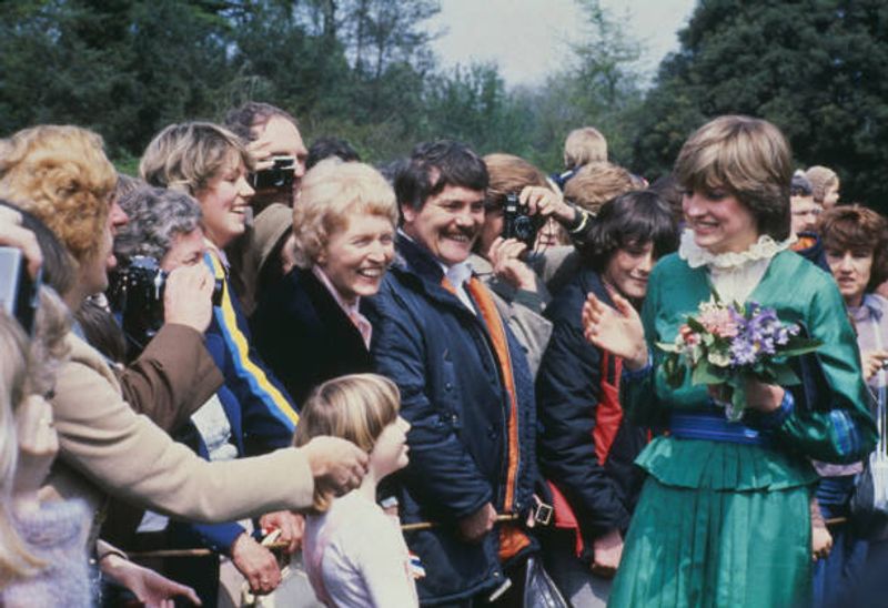 Schon als Lady Diana Spencer war die spätere Prinzessin Diana beliebt - hier bei einem Besuch in der Grafschaft Hampshire kurz vor ihrer Hochzeit mit Prinz Charles 1981.