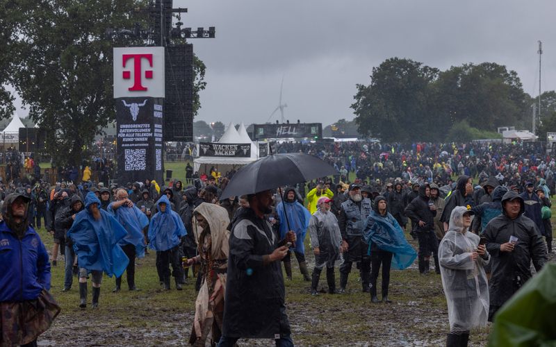 Petrus lässt die Wacken-Fans in diesem Jahr im Stich - doch die lassen sich wie gewohnt die Stimmung nicht verderben.