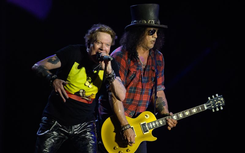 Axl Rose (links) und Slash von Guns N' Roses - hier beim Glastonbury Festival 2023 - werden am Donnerstag beim Wacken Open Air erwartet.
