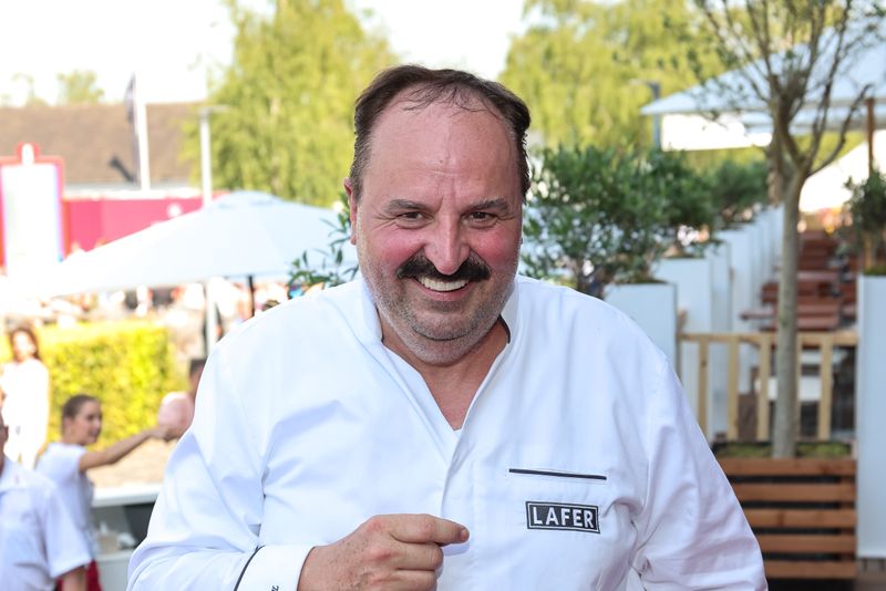 Johann Lafer wirkt, als ob ihn wenig aus der Ruhe bringen kann. Doch auch er ist ein selbstbewusster Show-Mann.