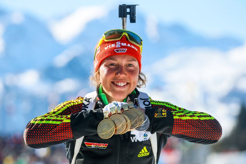 So wird man sie in Erinnerung behalten: Laura Dahlmeier ist eine der größten deutschen Wintersportlerinnen aller Zeiten. Die Biathletin, die Olympiasiegerin, Weltmeisterin und Weltcup-Siegerin wurde, ist am 28. Juli beim Bergsteigen tödlich verunglückt. In der Galerie blicken wir auf eine einzigartige Karriere zurück ...