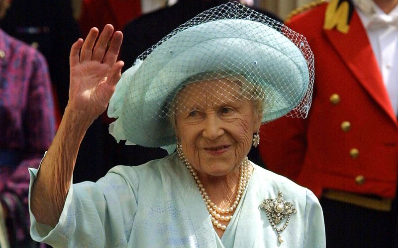 Sie gehörte zeit ihres Lebens zu den beliebtesten Mitgliedern des britischen Königshauses: Am 4. August wäre die 2002 verstorbene Queen Mum 125 Jahre alt geworden. Sie ist nicht die einzige prominente Person, die ihren 100. Geburtstag erlebte. Die Galerie würdigt sie und andere "Jahrhundertmenschen". 