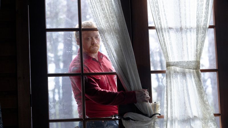 Kammerspiel-Setting und eine bis zuletzt undurchsichtige Bedrohungslage: "Knock at the Cabin" (Bild, Szene mit Rupert Grint) bringt viel von dem mit, was M. Night Shyamalans Filme seit jeher auszeichnet. Am 10. August um 22:20 Uhr feiert der Horror-Thriller auf ProSieben Free-TV-Premiere. Aus diesem Anlass werfen wir einen Blick auf das kontrovers diskutierte Œuvre des US-Regisseurs - mit seinen besten und schlechtesten Filmen.