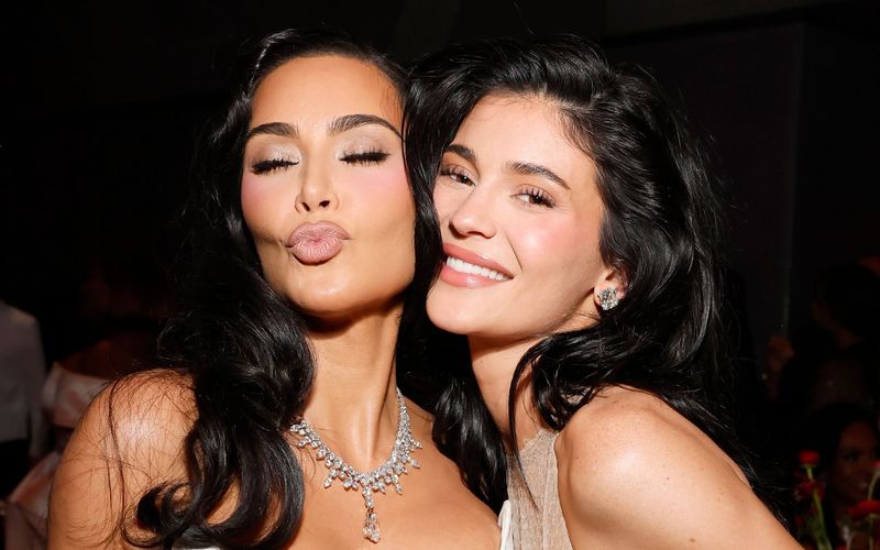 Sie sind Halbschwestern, Reality-TV-Ikonen, erfolgreiche Unternehmerinnen und zwei der populärsten Stars auf Instagram: Die Accounts von Kim Kardashian (links) und Kylie Jenner zählen zu den meistabonnierten auf der Social-Media-Plattform. Doch wissen Sie, wer von beiden mehr Fans hat? Welche Musikerinnen, Sportler und Schauspielerinnen momentan die meisten Instagram-Follower besitzen, zeigt die Galerie ...  