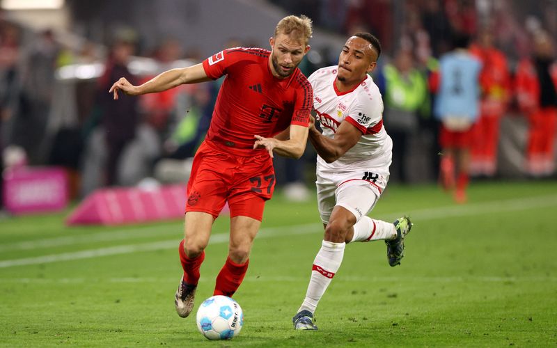 Wenn der FC Bayern und der VfB Stuttgart im Südderby aufeinandertreffen, ist das immer auch eine Frage der Ehre - für die Münchner umso mehr, wenn es nun um den ersten Sieg beim "Franz-Beckenbauer-Supercup" geht. Im Bild: Konrad Laimer (links) und Jamie Leweling bei der Bundesliga-Partie zwischen Bayern und Stuttgart im Oktober 2024.
