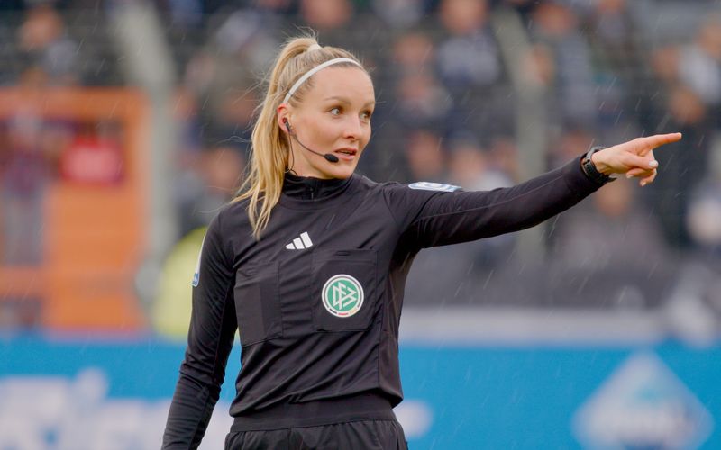 Fabienne Michel wurde 2024 als "DFB-Schiedsrichterin des Jahres" ausgezeichnet, pfeift inzwischen auch bei den Männern - und hat den Sport insbesondere da von seiner hässlichen Seite kennengelernt. Im Frühjahr 2025 geriet Michel in die Schlagzeilen, nachdem sie bei einem Drittligaspiel heftig beleidigt worden war.