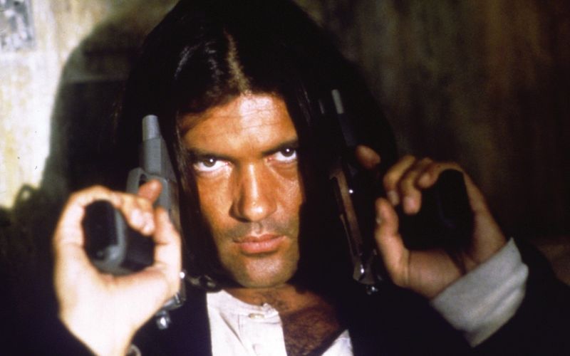Er feiert am 10. August seinen 65. Geburtstag: Seinen internationalen Durchbruch verdankt Antonio Banderas "Desperado" (Bild), dem Kultfilm von Robert Rodriguez. In unserer Galerie mit Kultfilmen der 90er-Jahre darf das Actionfilm selsbtverständlich nicht fehlen.
