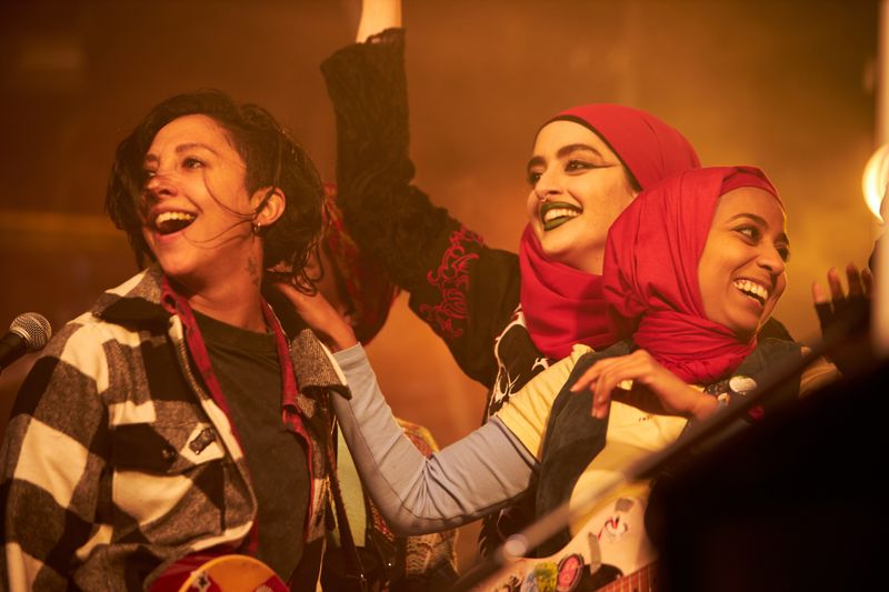 Saira (Sarah Kameela Impey, links, Ayesha (Juliette Motamed, Mitte) und Amina (Anjana Vasan) geben ihr erstes großes Konzert - doch kann Amina ihr Lampenfieber überwinden?