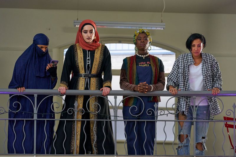Momtaz (Lucie Shorthouse), Ayesha (Juliette Motamed, zweite von links), Bisma (Faith Omole) und Saira (Sarah Kameela Impey, von rechts) setzen alles daran, ihre Lead-Gitarristin zu finden.
