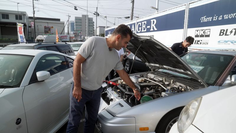 Auch in Japan muss Autohändler Hamid Mossadegh beim Gebrauchtwagenkauf genau hinsehen. 