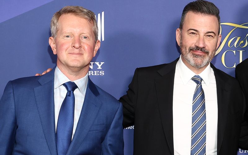 Damon trat gemeinsam mit dem Moderator Ken Jennings (links) an, der die Millionen-Frage beantworten konnte. Late-Night-Talker Jimmy Kimmel moderierte die Sendung.
