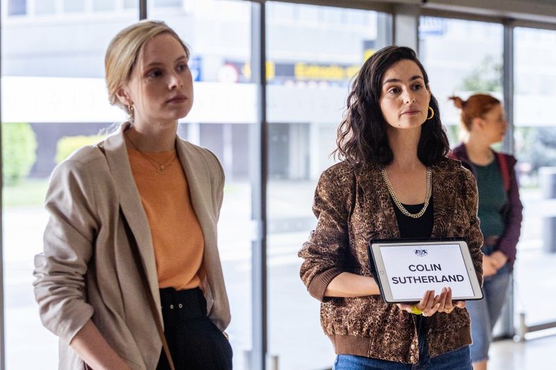 Kümmern sich vor Ort um Briten, denen Schwierigkeiten in Barcelona begegnen: Laura Simmonds (Sophie Rundle, links) und Alba Ortiz (Serena Manteghi) warten am Flughafen auf einen Vater, der wegen des Unfalltodes seines Sohnes anreist.