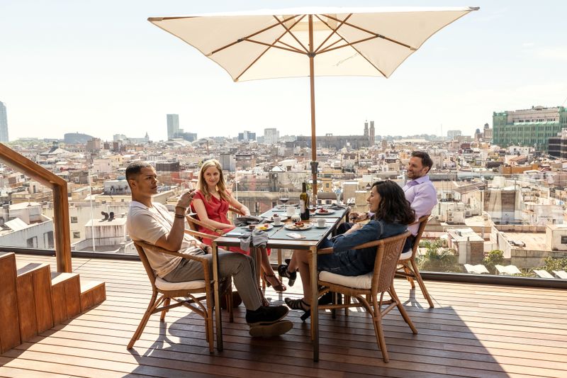 Der neue Generalkonsul in Barcelona begrüßt seine Mitarbeiter mit einem gemeinsamen Abendessen über den Dächern der Stadt. Es freuen sich (von links): Carl Hyndley (Dylan Brady), Laura Simmonds (Sophie Rundle), Alba Ortiz (Serena Manteghi) und Sam Henderson (Steven Cree).
