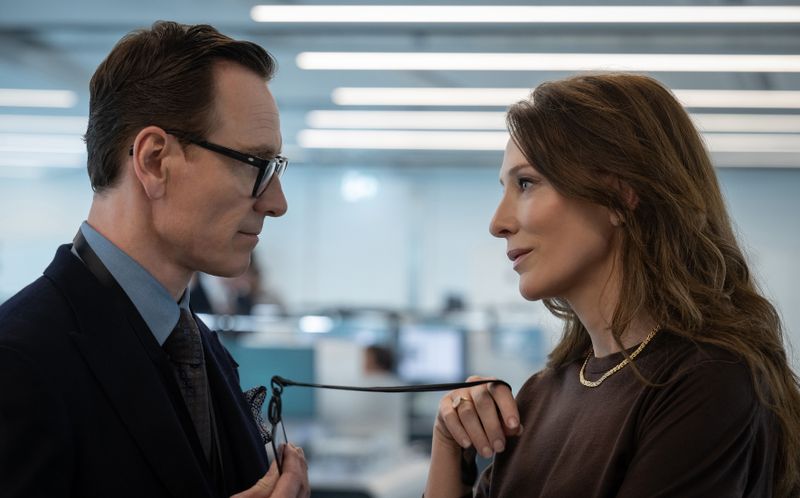 Sinnliches Spiel mit dem Nichts-Wissen: Cate Blanchett und Michael Fassbender verkörpern in "Black Bag" zwei verheiratete Spione, die sich beruflich in die Quere kommen. 