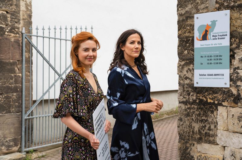 "Zwei Frauen für alle Felle" heißt nicht nur die neue "Freitag im Ersten"-Reihe, sondern auch die gemeinsame Praxis von Julia Kramer (Meriel Hinsching, links) und Maja Freydank (Bettina Zimmermann), in der die Filmreihe spielt. 
