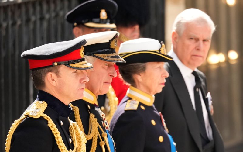 Während König Charles (Zweiter von links) von Prinzessin Anne bei seinen royalen Pflichten unterstützt wird, darf Prinz Andrew (rechts) keine offiziellen Aufgaben mehr übernehmen.