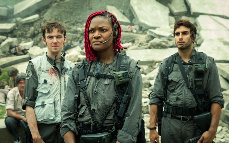 Die Menschheit in 95 Jahren ist bunter geworden, Grenzen zwischen biologisch und technisch erzeugtem Leben sind  weitgehend aufgehoben: Alex Lawther als Hermit, Diêm Camille als Siberian und Moe Bar-El als Rashidi in der Disney-Serie "Alien: Earth".