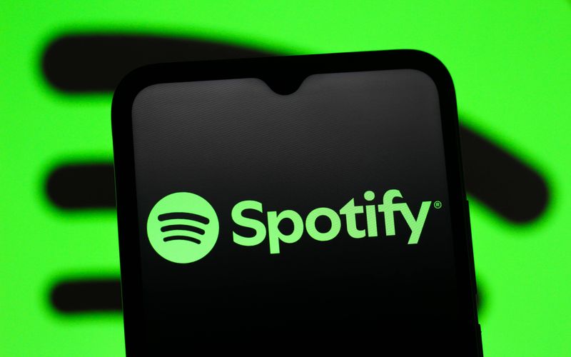 Spotify-Kunden müssen bald tiefer in die Tasche greifen.