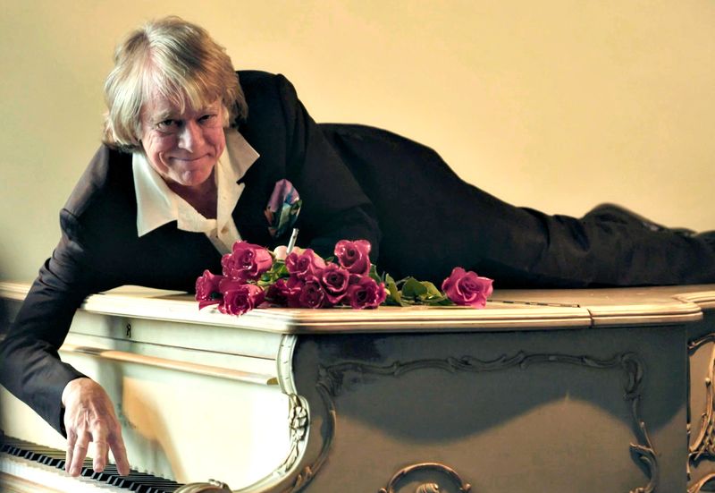 Rote Rosen auf weißem Klavier: Helge Schneider schuf sich zum 70. Geburtstag kurzerhand selbst ein filmisches Denkmal.

