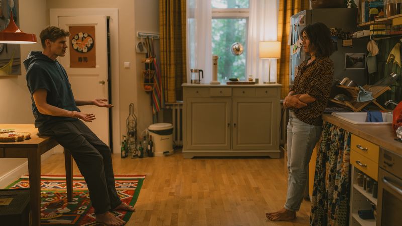 Knut (Helgi Schmid) hat versehentlich einen Brief geöffnet, der an Karo (Lucie Heinze) adressiert war. Daraus ergibt sich ein Konflikt, der die Party zu Knuts 40. Geburtstag stark mitbestimmt.