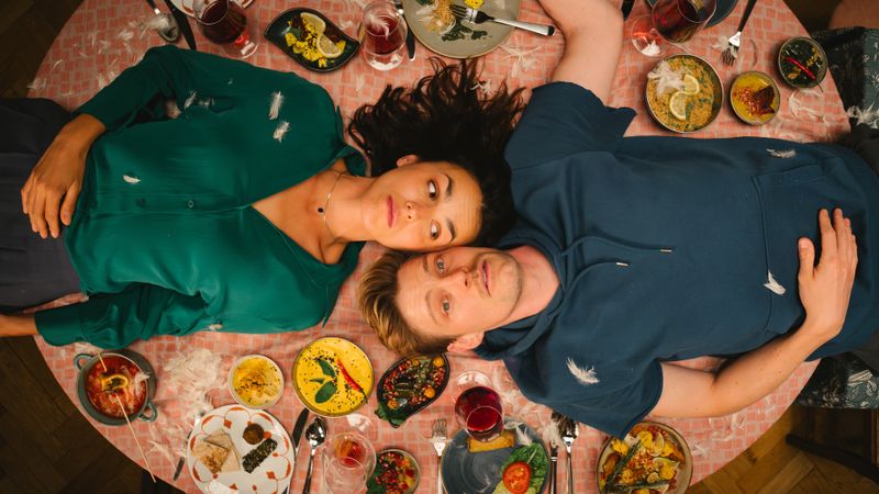 Sehr sehenswerte ZDF-Komödie "Feste Feiern": Zum 40. Geburtstag von Knut (Helgi Schmid) hat ihm seine Freundin Karo (Lucie Heinze) eine Überraschungsparty organisiert - mit den Familien des Paares. Der Abend droht zu entgleisen - in mehrerlei Hinsicht.