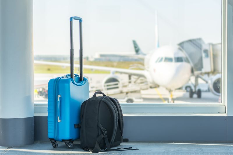 Aus Sicht der Verbraucherzentrale sind Airlines dazu verpflichtet, angemessen großes Handgepäck ohne Aufpreis zu transportieren.