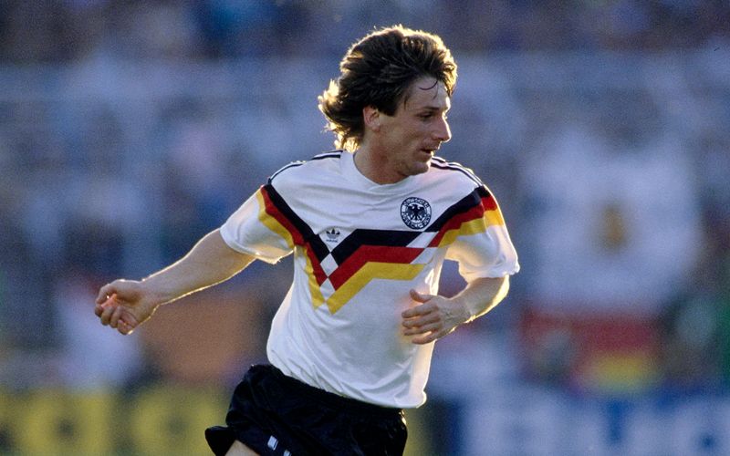 "Eigentlich bin ich kein Weltmeister", sagte Frank Mill einmal. Zu dem Satz fühlte er sich veranlasst, weil er bei der WM 1990 zwar im Kader deuschen Nationalelf war, im Turnier jedoch keinen Einsatz hatte. Trotzdem: Dass Mill ein Großer des deutschen Fußballs war, würde niemand anzweifeln. Am 5. August starb "Franky" an den Folgen eines Herzinfarkts. Aus diesem Anlass erinnert die Galerie an ihn und die anderen Helden von Rom.
