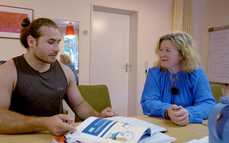 Aziz lebt im Kirchenasyl in der Bremer Gemeinde von Pastorin Anja. Jeden Tag lernt er mehrer Stunden Deutsch - ein Schritt zur langfristigen Aufenthaltsgenehmigung?
