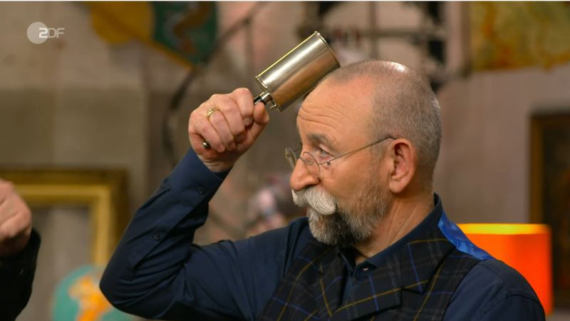 Lichter war von der Funktion noch nicht überzeugt: "Das hält man sich so an die Haare und dann bin ich trocken, oder was?"