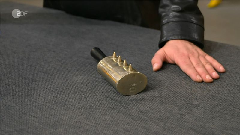 Experte Sven Deutschmanek erklärte, wie das Ding funktioniert: Über eine kleine Öffnung werde heißes Wasser eingefüllt, die Wärme trockne dann die Haare. "Also wir beide können damit nichts anfangen, dafür sind unsere Haare zu kurz", schmunzelte der Experte mit Blick auf Horst Lichter.