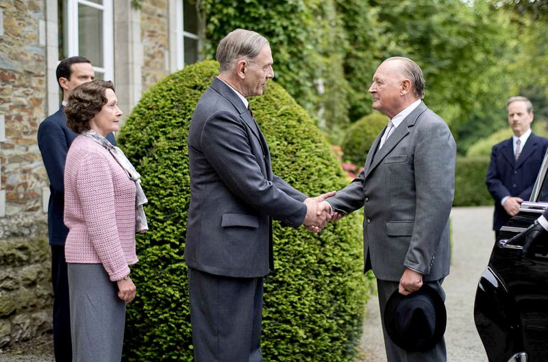 Erster deutsch-französischer Gipfel nach dem Krieg in privater Atmosphäre: Ministerpräsident Charles de Gaulle (Jean-Yves Berteloot, links) begrüßt Bundeskanzler Konrad Adenauer (Burghart Klaußner, zweiter von rechts) in seinem Privathaus in Colombey-les-Deux-Églises. Ein Treffen, das die Geschicke Europas verändern sollte.
