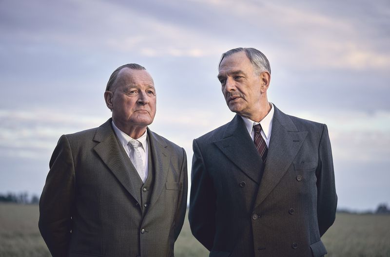 Charles de Gaulle (Jean-Yves Berteloot, rechts) und Konrad Adenauer (Burghart Klaußner) waren 1958 die Staatenlenker Frankreichs und Westdeutschlands - und eigentlich "Erbfeinde". Der Film "An einem Tag im September" erzählt davon, wie besonnene Diplomatie und Menschlichkeit unsere Welt verändern können.