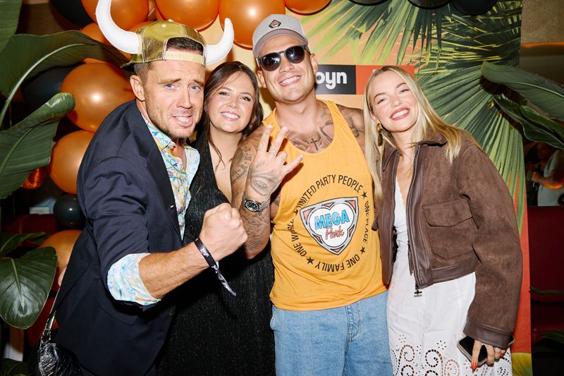 Bei der Serienpremiere in Köln begrüften "Die Büffels" auch Pietro Lombardi (Zweiter von rechts) und dessen Freundin 
Laura Maria Rypa (rechts).