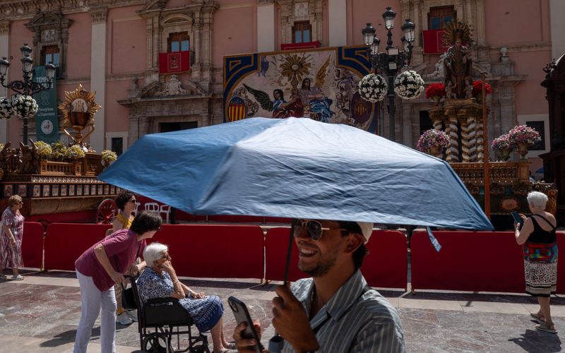 In Spanien versuchen sich die Menschen unter anderem mit Regenschirmen vor der Hitze zu schützen.