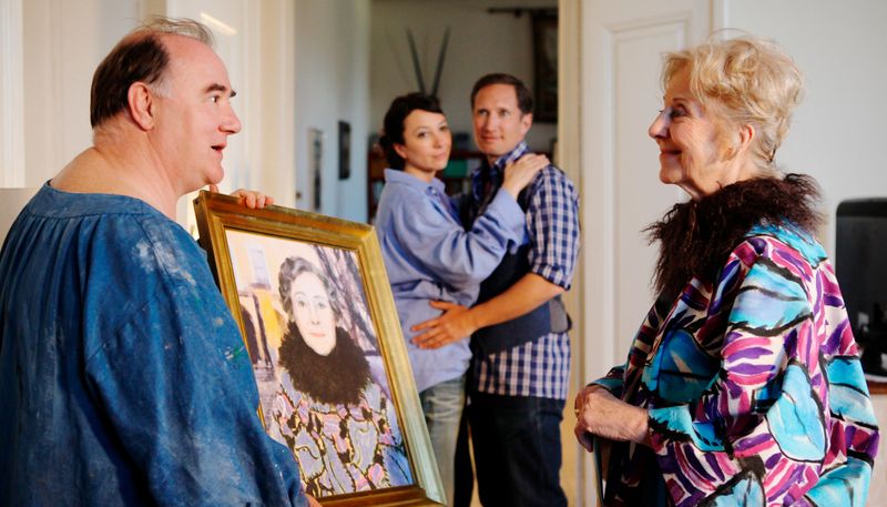 Sag's mit einem Bild! Maler Albert (Udo Samuel, links) und seine Tochter Isabella (Ursula Strauss, zweite von links) tauschen sich mit der Adelsfamilie von Leopold (Benno Fürmann) und seiner Mutter Gloria (Bibiana Zeller) aus.