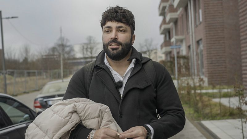 Sulaiman Tadmory arbeitet als Journalist und besitzt die deutsche Staatsbürgerschaft. 