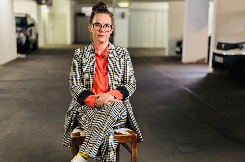 Katja Diehl ist Mobilitätsexpertin, Autorin und Podcasterin, die sich als eine der bekanntesten Stimmen für eine klimagerechte und menschenzentrierte Verkehrswende in Deutschland engagiert.
