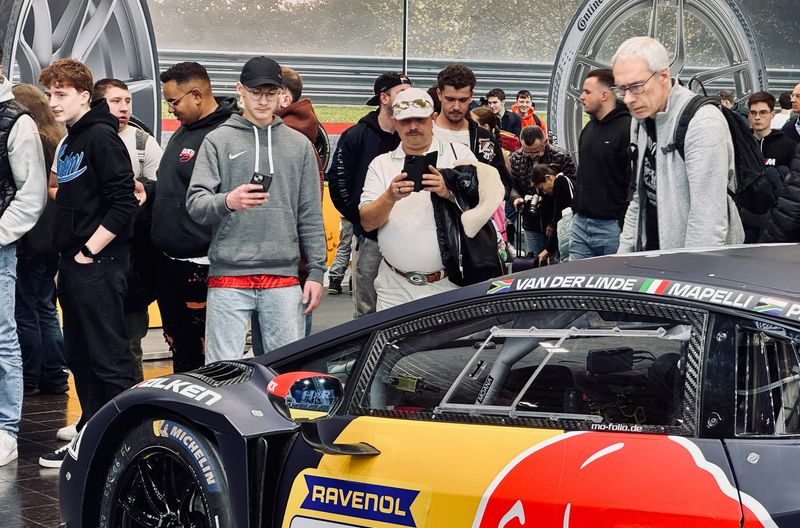 Besucher der Essen Motor Show. Die Messe ist ein zentrales Event für alle, die sich für sportliche Autos, Tuning und Motorsport interessieren.
