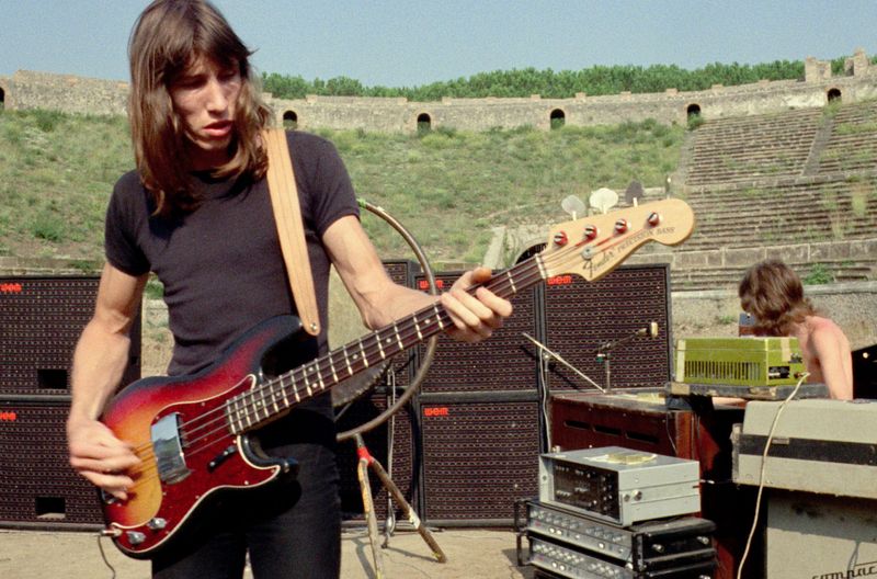 Konzert ohne Publikum, aber vor dennoch beeindruckender Kulisse: Roger Waters von der Band Pink Floyd in Pompeji 1971. In den Ruinen des antiken römischen Amphitheaters führt die Band einige Songs auf. Dazwischen gibt es Interviews und Studioszenen. Gezeigt wird die in Bild und Ton vollständig restaurierte Kinofassung von 2025.