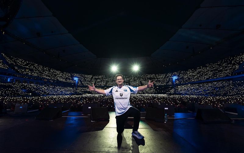Chris Tall gehört zu den populärsten Comedians Deutschlands. Jetzt geht sein Traum in Erfüllung: einmal auf dem Rasen des HSV stehen. 
