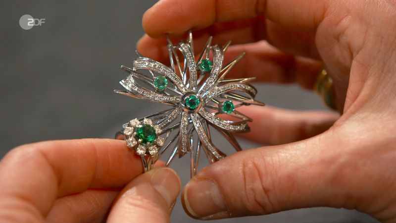 Besetzt mit Smaragden, Diamanten und Turmalin waren Brosche und Ring von Margot. "Frisches Maigras", so die Assoziaztion der Expertin über die Farbe. "Ich rieche es!", kommentierte Lichter. Susanne Steiger bezahlte 1.900 Euro. Der Schätzpreis war mit 2.500 Euro höher.