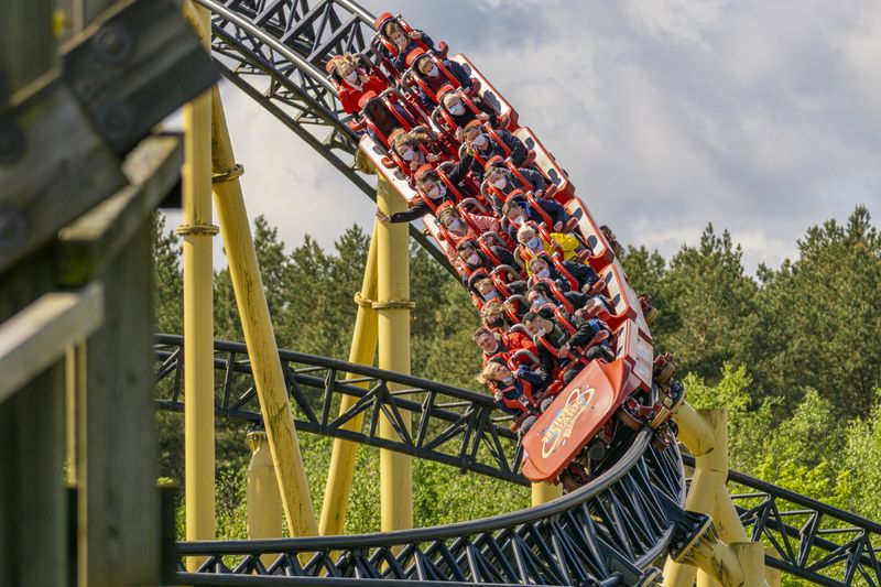 Die Achterbahn Desert Race im Heide Park Resort beschleunigt Besucherinnen und Besucher in 2,4 Sekunden auf 100 km/h. 
