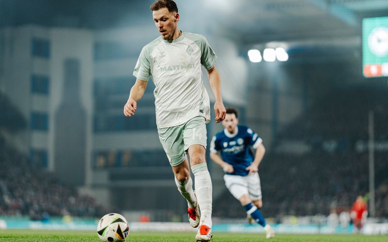 Favoritenrolle klar verteilt? Im Februar 2025 verlor Werder Bremen überraschend das Viertelfinale im DFB-Pokal gegen Arminia Bielefeld, jetzt kommt es zu einem erneuten Aufeinandertreffen der beiden Teams. Im Bild: Werder-Kicker Senne Lynen.