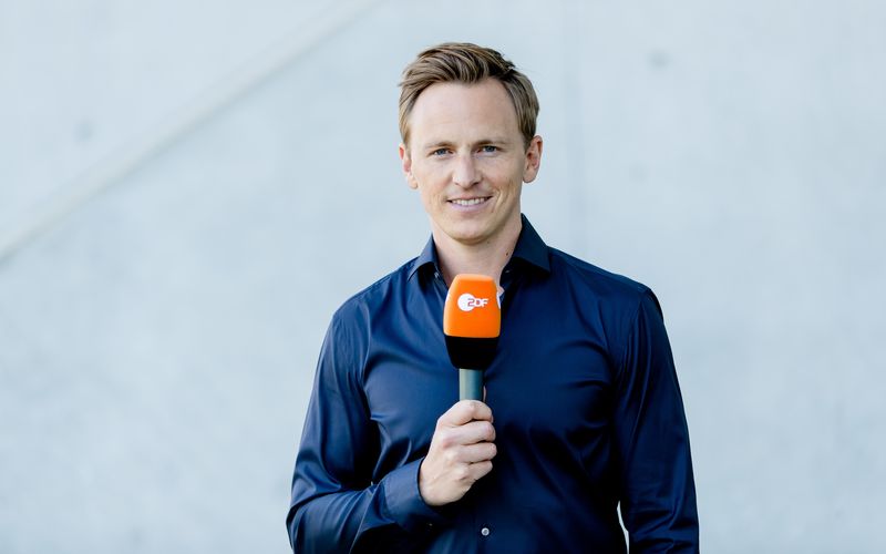 Jochen Breyer moderiert den ersten DFB-Pokal-Abend der neuen Saison im ZDF.