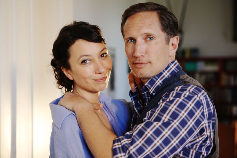 Modedesignerin Isabella Wolf (Ursula Strauss) und Kunstbesitzer Leopold von Hohensinn (Benno Fürmann) lernen sich in der ORF-Komödie "Alles Schwindel" kennen. Am Anfang mag sie ihn nicht - doch wie man aus romantischen Komödien weiß, hat das nicht viel zu bedeuten.