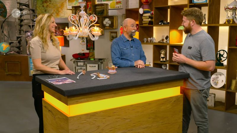 "Der Beweis, wir haben jetzt hier Murano Glas vor uns, den kann ich nicht zu 100 Prozent geben", konnte Annika Raßbach in dem Zustand nur 300 bis 500 Euro in Aussicht stellen. "Wenn in der Kuppe noch eine Gravur ist, sind wir sogar bei knapp vierstellig."
