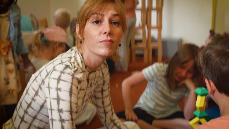 Reporterin Eva Schulz will wissen, wie Deutschland familienfreundlicher werden kann. Dafür spricht sie mit Müttern, Vätern, Kitaleitungen und Familienministerin Karin Prien (CDU).