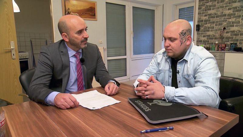 Als Schuldnerberater weiß Max Postulka (links), wie er seine Mandanten und Mandantinnen aus der Schuldenfalle führen kann.
